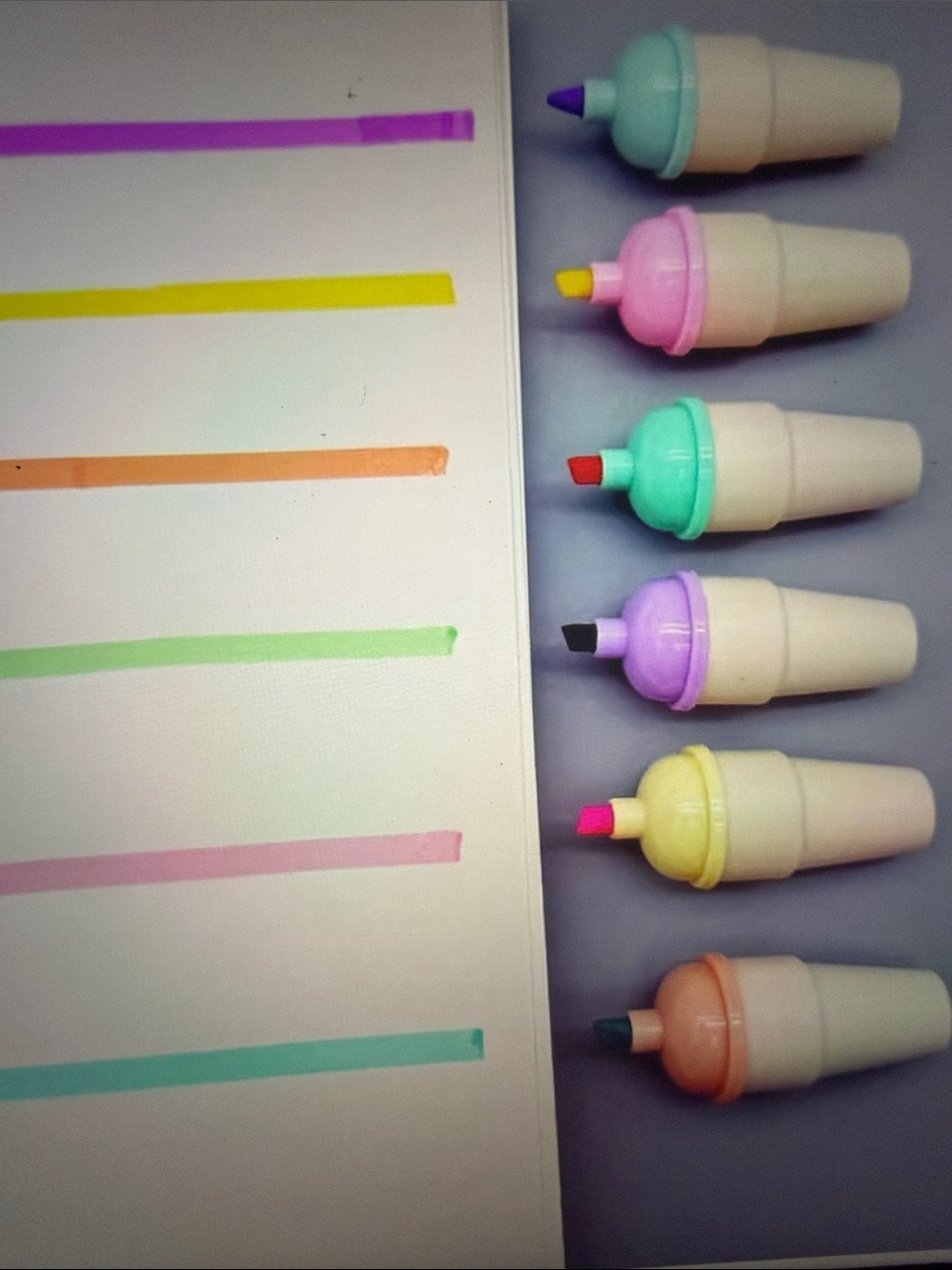 Ice Cream Cone Shaped highlighter Set in Pastel Colors with case.  🆕